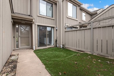Beautifully renovated 2-bedroom, 2.5-bath townhouse in - photo 1