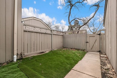 Beautifully renovated 2-bedroom, 2.5-bath townhouse in - photo 2
