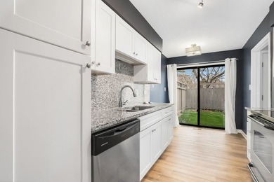 Beautifully renovated 2-bedroom, 2.5-bath townhouse in - photo 6