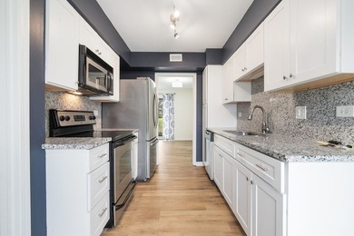 Beautifully renovated 2-bedroom, 2.5-bath townhouse in - photo 7