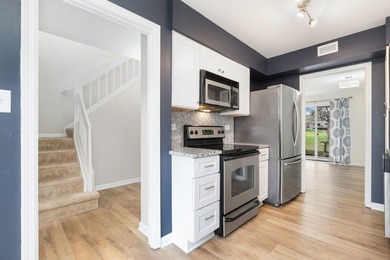 Beautifully renovated 2-bedroom, 2.5-bath townhouse in - photo 8