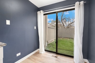 Beautifully renovated 2-bedroom, 2.5-bath townhouse in - photo 9
