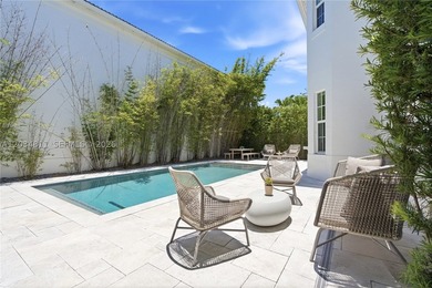 Welcome to this exceptional residence in the prestigious gated - photo 3