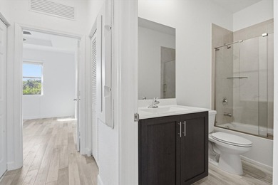 Move-In Ready Lakefront Townhome Minutes from Nova & FLL - photo 12
