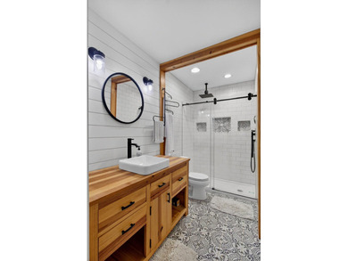 Tucked away on a charming and tranquil cul-de-sac in the coveted - photo 20