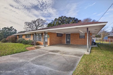 This well-maintained 3-bedroom brick home in Long Beach offers a - photo 2