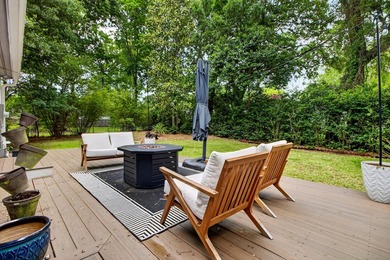 Tucked away on a charming and tranquil cul-de-sac in the coveted - photo 35