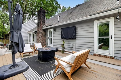 Tucked away on a charming and tranquil cul-de-sac in the coveted - photo 36