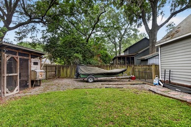Tucked away on a charming and tranquil cul-de-sac in the coveted - photo 39
