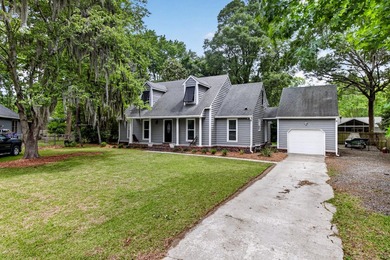 Tucked away on a charming and tranquil cul-de-sac in the coveted - photo 40