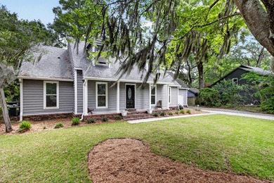 Tucked away on a charming and tranquil cul-de-sac in the coveted - photo 41