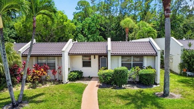 Discover easy Florida living in this beautifully updated 2BR/2BA - photo 1