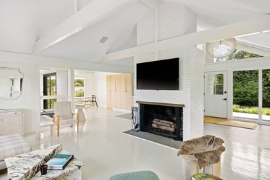 Where sweeping views over Three Mile Harbor meet the quiet charm - photo 11