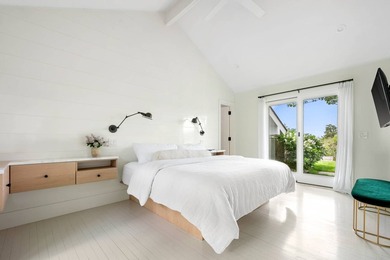 Where sweeping views over Three Mile Harbor meet the quiet charm - photo 17