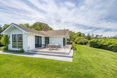 Where sweeping views over Three Mile Harbor meet the quiet charm - photo 23