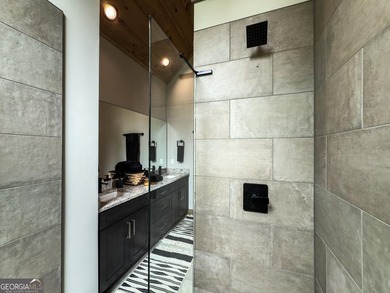 Welcome to Oakwood Estates, a bespoke mountain estate where - photo 30