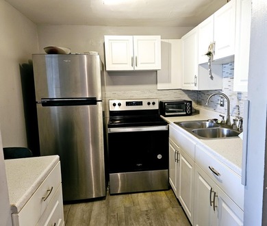 Welcome to easy living! This charming downstairs one-bedroom - photo 5