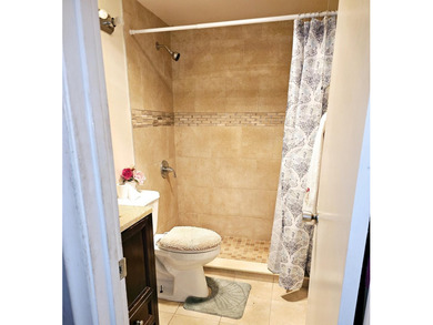 Welcome to easy living! This charming downstairs one-bedroom - photo 8