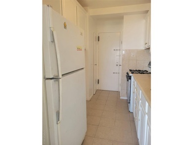 THIS UNIT HAS A SPECTACULAR VIEW OF THE CITY SKYLINE, LOCATED IN - photo 6