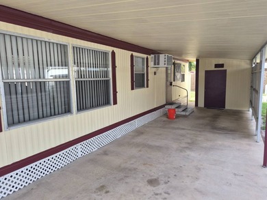 PRICED TO SELL FAST - SPACIOUS 1970 MOBILE HOME WITH FLORIDA - photo 4