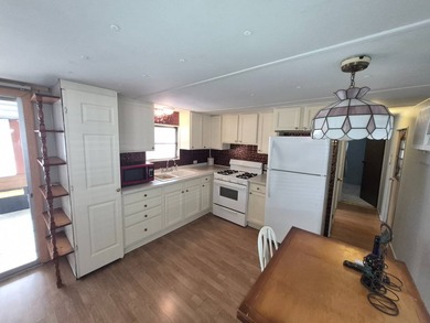 PRICED TO SELL FAST - SPACIOUS 1970 MOBILE HOME WITH FLORIDA - photo 7