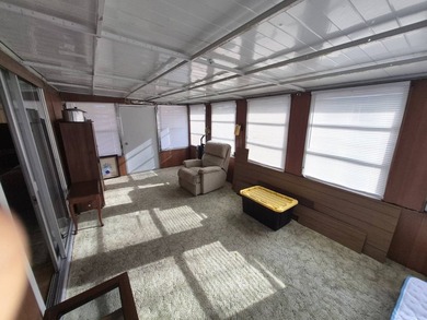 PRICED TO SELL FAST - SPACIOUS 1970 MOBILE HOME WITH FLORIDA - photo 8
