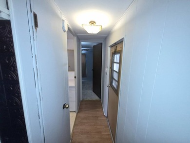 PRICED TO SELL FAST - SPACIOUS 1970 MOBILE HOME WITH FLORIDA - photo 10