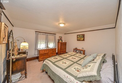 Fabulous intact charm! Wood floors under carpet. Leaded glass - photo 18