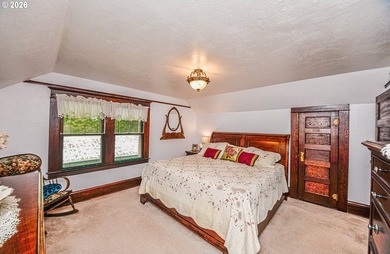Fabulous intact charm! Wood floors under carpet. Leaded glass - photo 20