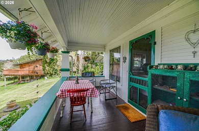 Fabulous intact charm! Wood floors under carpet. Leaded glass - photo 31
