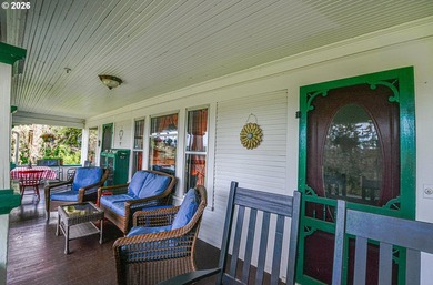 Fabulous intact charm! Wood floors under carpet. Leaded glass - photo 32