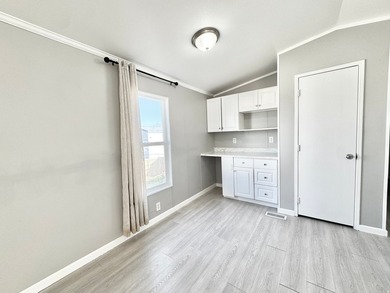 Move-in ready mobile home featuring 3 bedrooms and 2 bathrooms - photo 4