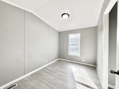 Move-in ready mobile home featuring 3 bedrooms and 2 bathrooms - photo 6