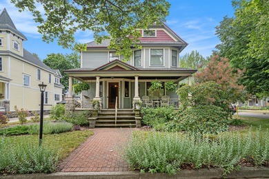 Lake Macatawa Home Sale Pending in Holland Michigan