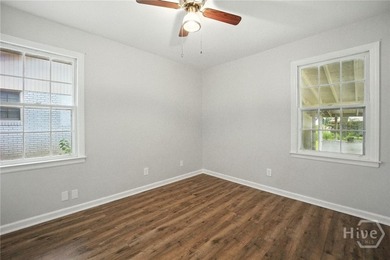 Three bedroom, brick ranch, centrally located on fully fenced - photo 4