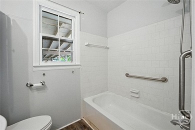 Three bedroom, brick ranch, centrally located on fully fenced - photo 6