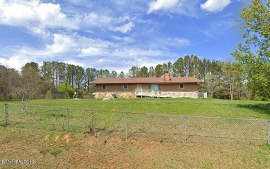 Close proximity to the late. Oversized lot. Open floor plan! - photo 1