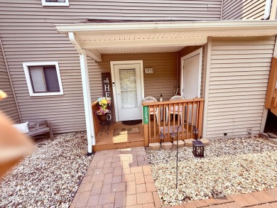Lake Townhome/Townhouse For Sale in Bushkill, Pennsylvania