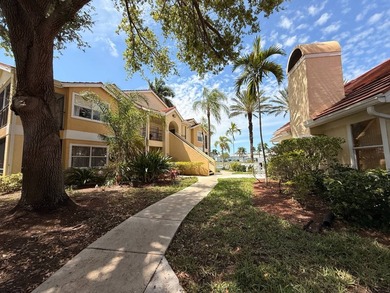 Hard to find 2-bedroom, 2-bath condo with BOTH bedrooms offering - photo 3
