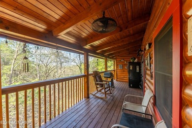 This charming 3-bedroom, 3-bathroom log cabin offers 1,310 sq ft - photo 4