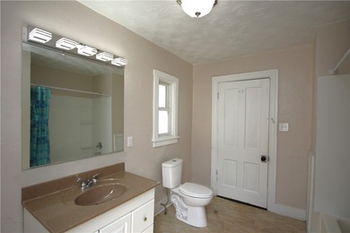 SPACIOUS House w/ 2 additional bedrooms on 3rd floor! Very - photo 14