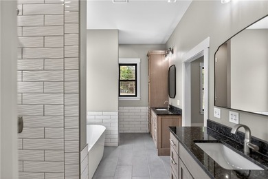 New gorgeous, custom home in Lost Bridge Village! Built in 2026 - photo 17