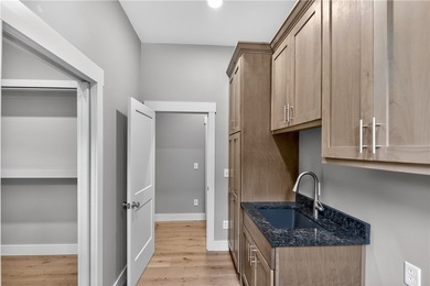 New gorgeous, custom home in Lost Bridge Village! Built in 2026 - photo 24