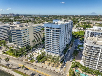 Beautifully updated corner-unit penthouse just steps to the - photo 1