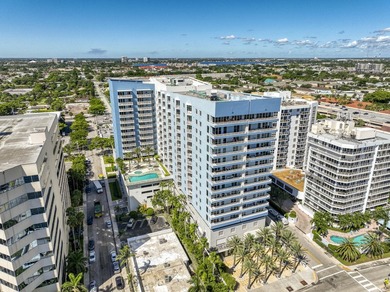 Beautifully updated corner-unit penthouse just steps to the - photo 2