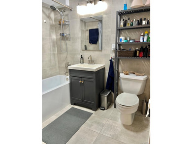 Beautiful 2 Bedroom Condo Just Steps To The Beach. Renovated - photo 14