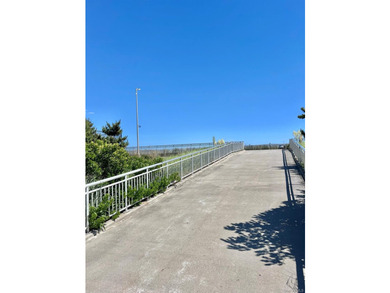 Beautiful 2 Bedroom Condo Just Steps To The Beach. Renovated - photo 15