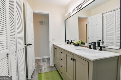 Beautifully renovated 3-bedroom, 2-bath brick ranch on nearly - photo 21