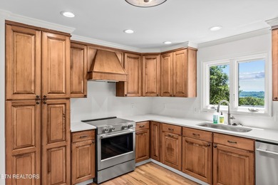 Welcome to this beautifully renovated 5-bedroom, 3.5-bath home - photo 20