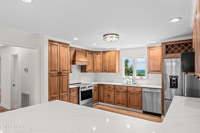 Welcome to this beautifully renovated 5-bedroom, 3.5-bath home - photo 22
